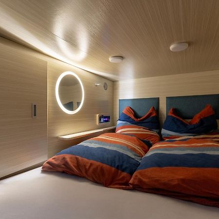 Mue Cubes - Capsule Hotel Базел Екстериор снимка