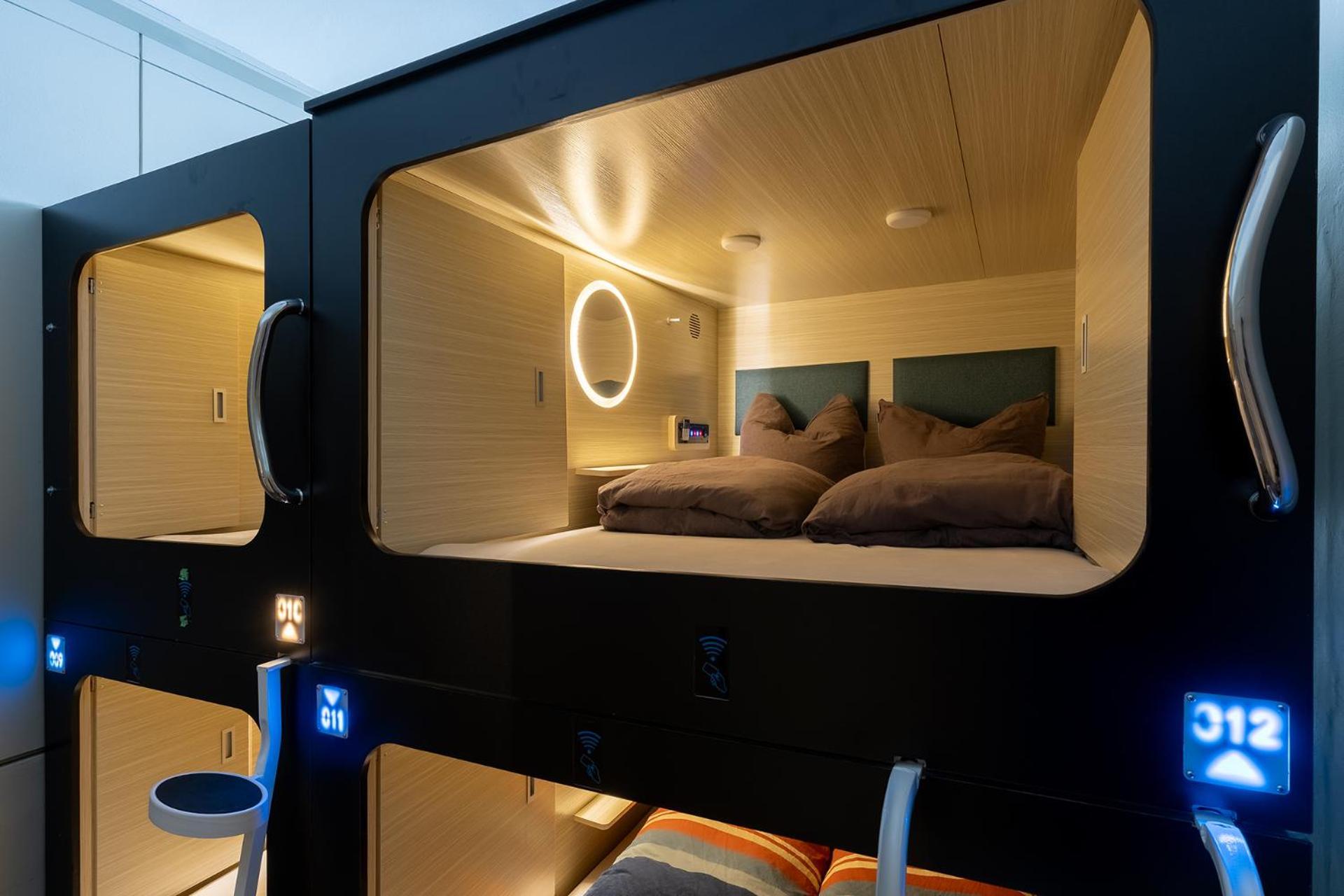 Mue Cubes - Capsule Hotel Базел Екстериор снимка