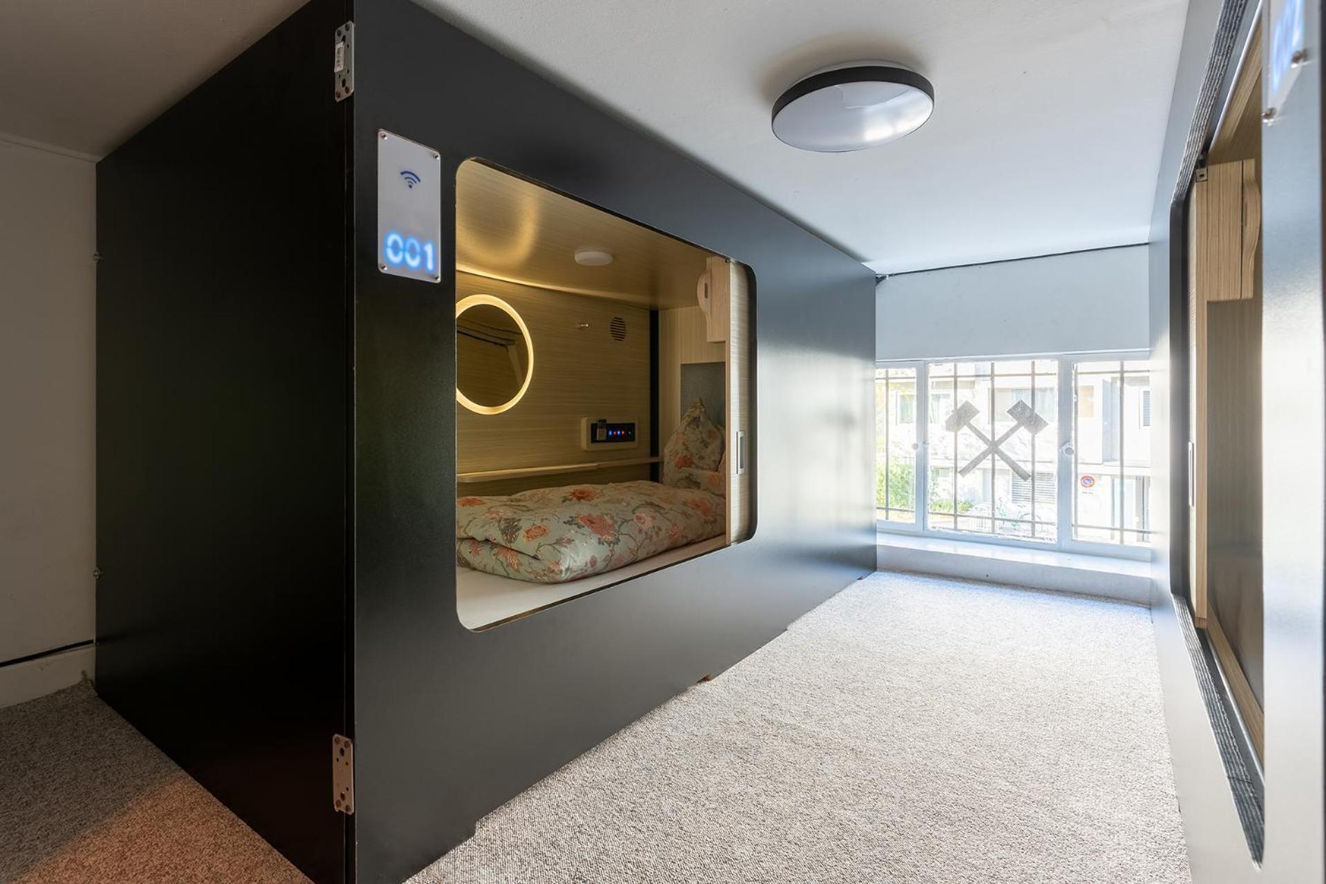 Mue Cubes - Capsule Hotel Базел Екстериор снимка