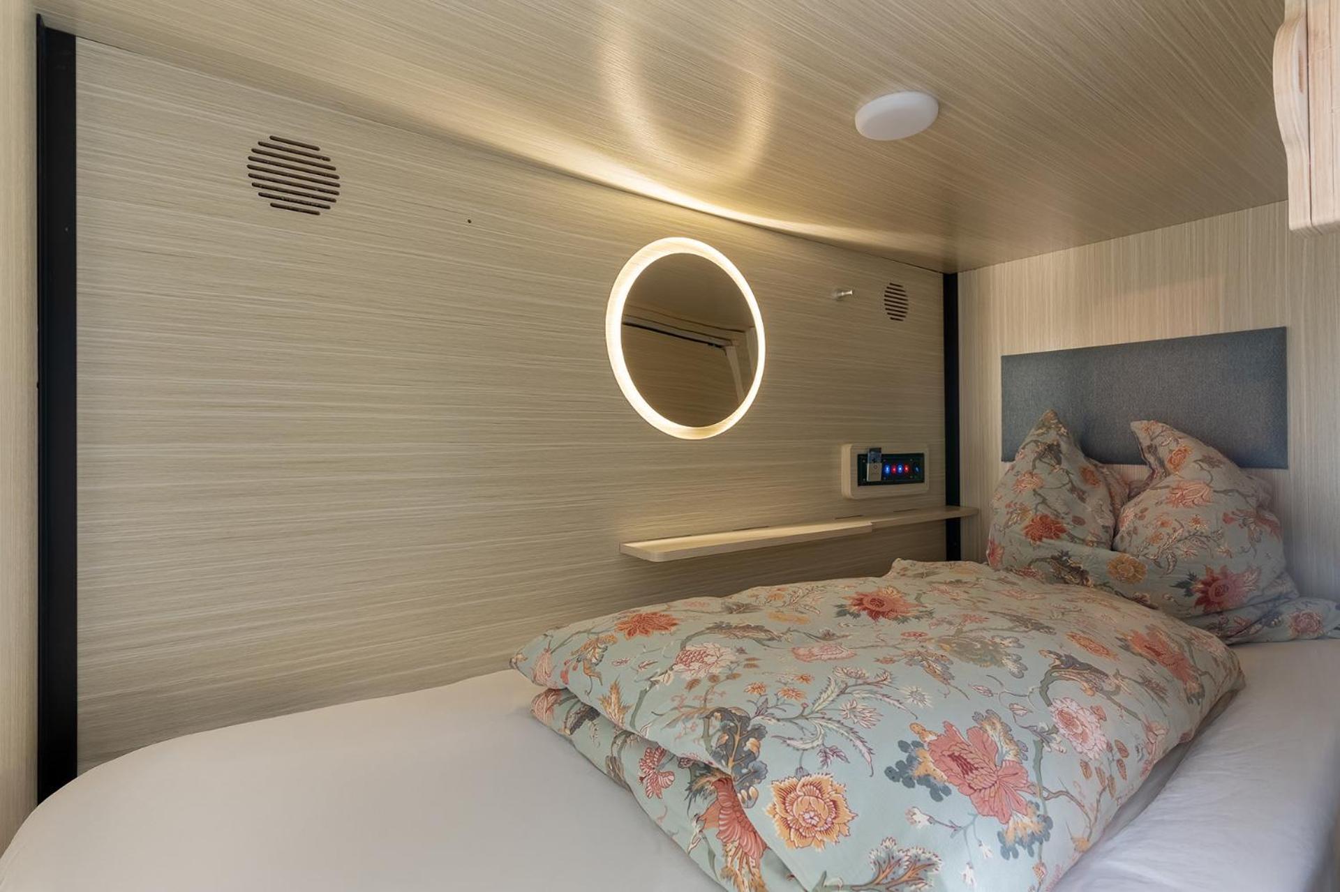 Mue Cubes - Capsule Hotel Базел Екстериор снимка
