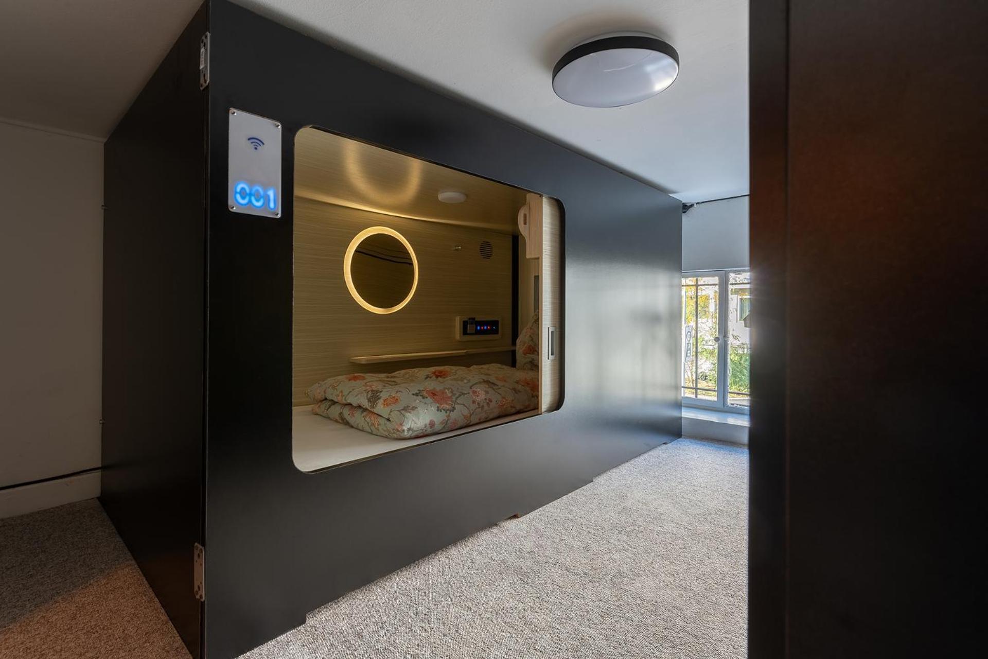 Mue Cubes - Capsule Hotel Базел Екстериор снимка