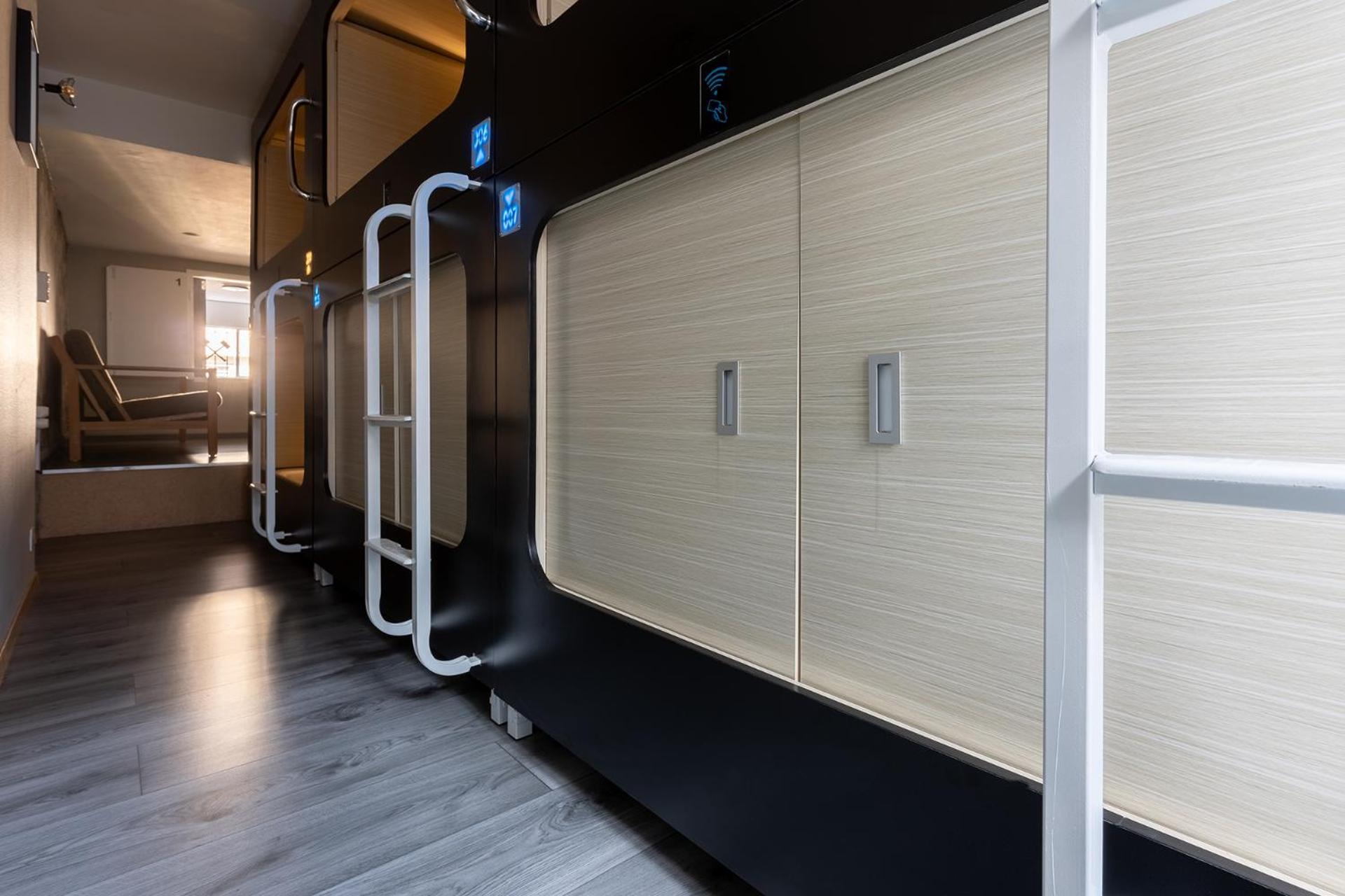 Mue Cubes - Capsule Hotel Базел Екстериор снимка